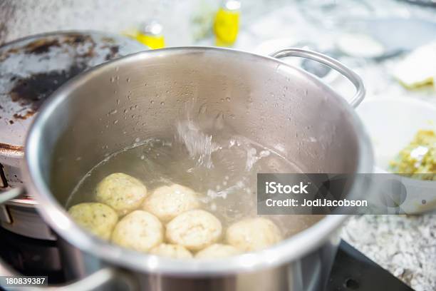 Matzoh Palle In Una Pentola Cucina - Fotografie stock e altre immagini di Acqua - Acqua, Acqua potabile, Alimentazione sana