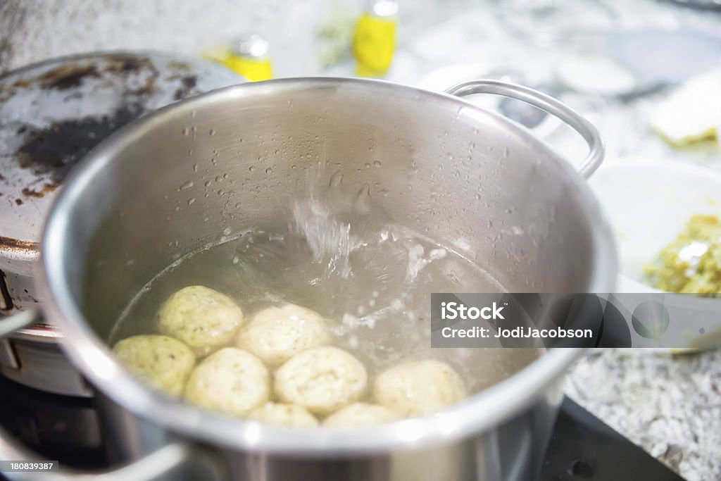 Matzoh 공 요리요 만들진 포트 - 로열티 프리 0명 스톡 사진