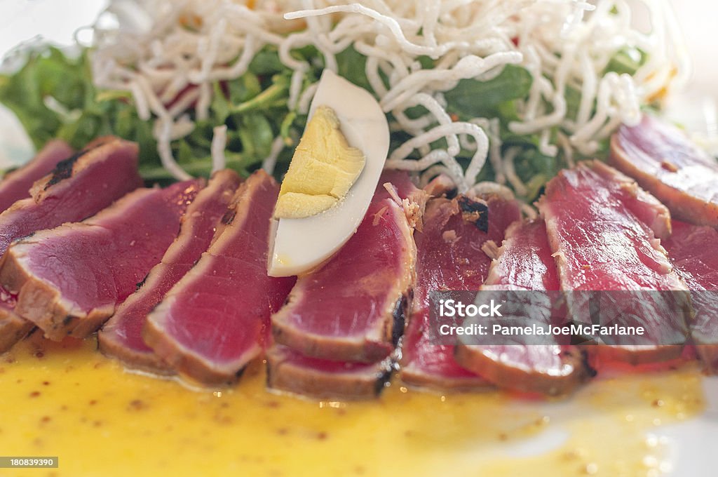 El atún asado, huevo hervido, ensalada y crocantes fideos - Foto de stock de Alimento libre de derechos