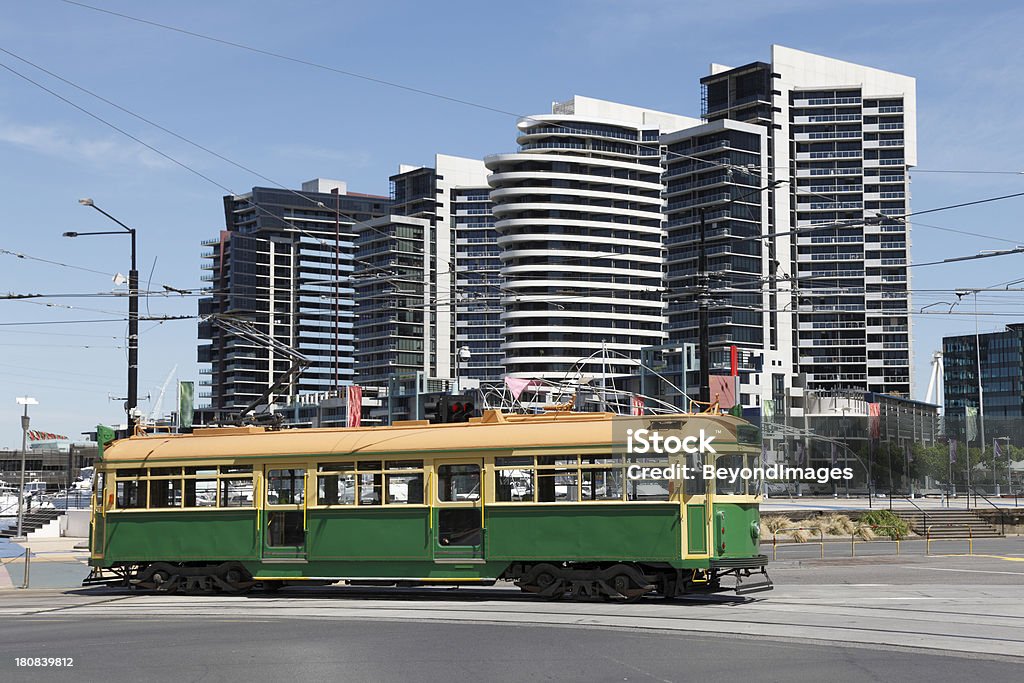 Melbourne old emblemático tranvía con nuevo desarrollo - Foto de stock de Melbourne - Australia libre de derechos