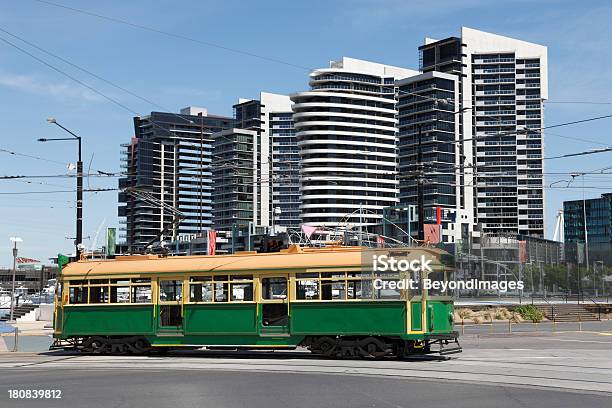 Melbourne Old Emblemático Tranvía Con Nuevo Desarrollo Foto de stock y más banco de imágenes de Melbourne - Australia