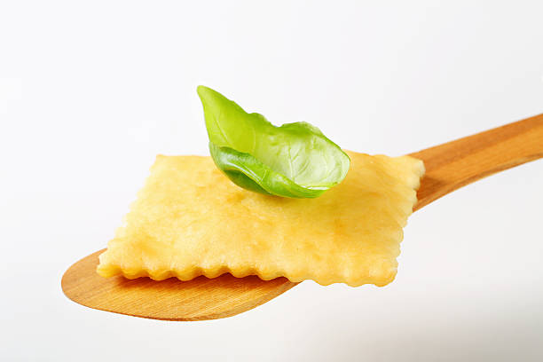 gnocco fritto на деревянная кухонная лопаточка - gnocco fritto стоковые фото и изображения
