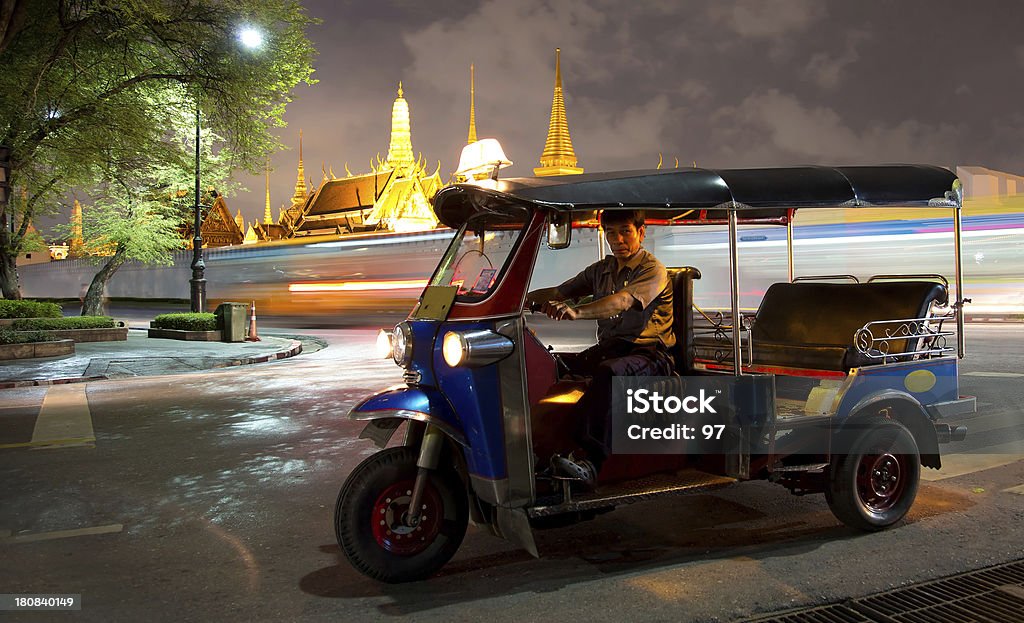 Tuk-Tuk vicino al Grand Palace, Bangkok, Tailandia - Foto stock royalty-free di Risciò a motore