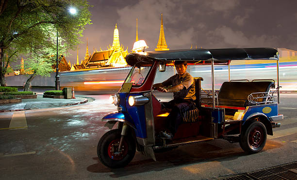 tuk-tuk vicino al grand palace, bangkok, tailandia - bangkok thailand rickshaw grand palace foto e immagini stock