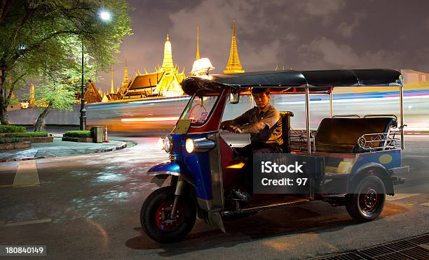 Tuktuk Vicino Al Grand Palace Bangkok Tailandia - Fotografie stock e altre immagini di Risciò a motore - Risciò a motore, Notte, Tailandia