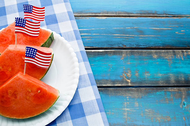 fourth of july picknick - watermelon fruit summer portion stock-fotos und bilder