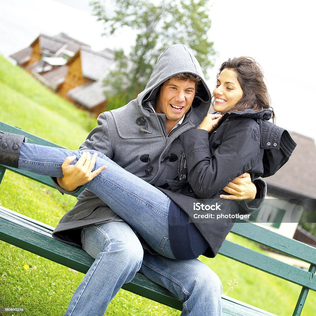 Heureux jeune couple sur un banc de musculation - Photo de Adulte libre de droits