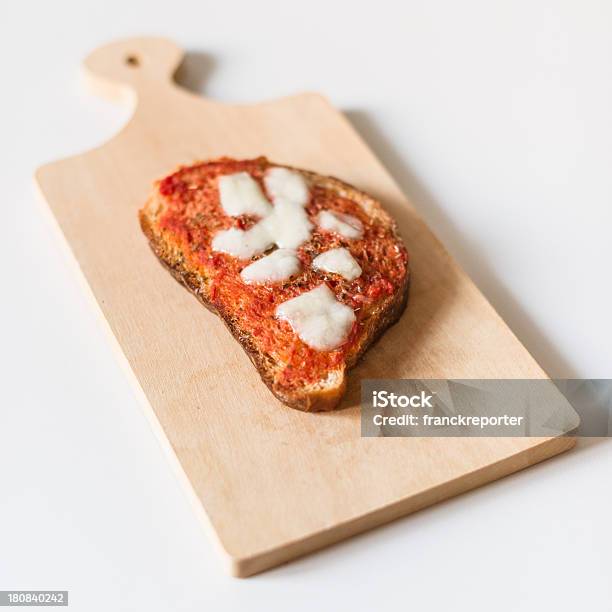 Bruschetta Pizza Auf Dem Tisch Stockfoto und mehr Bilder von Apulien - Apulien, Baguette, Basilikum