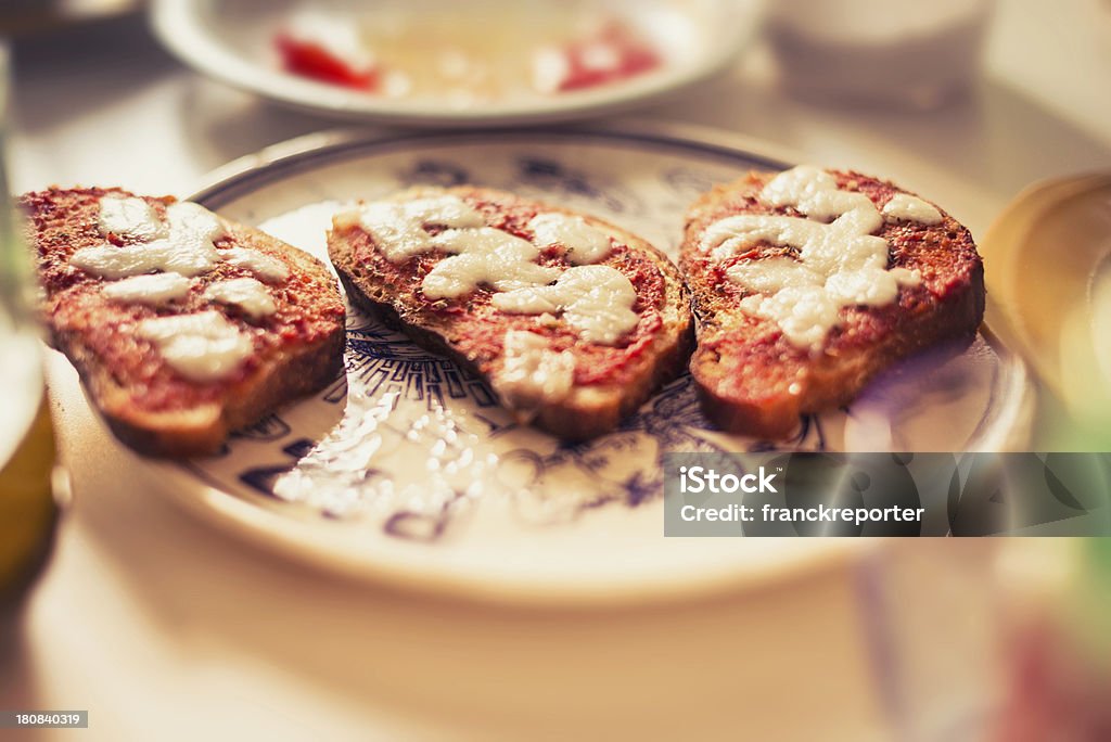 Bruschette of Pizza на столе - Стоковые фото Апулия роялти-фри