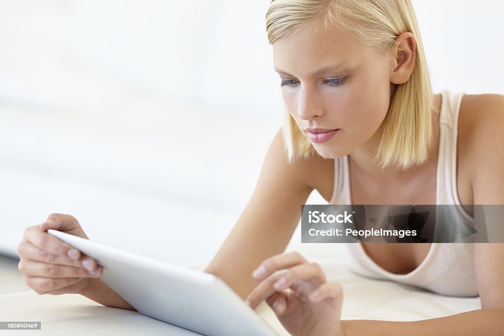 Lesen ein Buch online - Lizenzfrei Blondes Haar Stock-Foto