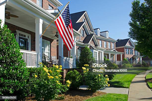 Patriotismo - Fotografias de stock e mais imagens de Bandeira dos Estados Unidos da América - Bandeira dos Estados Unidos da América, Casa, Edifício residencial