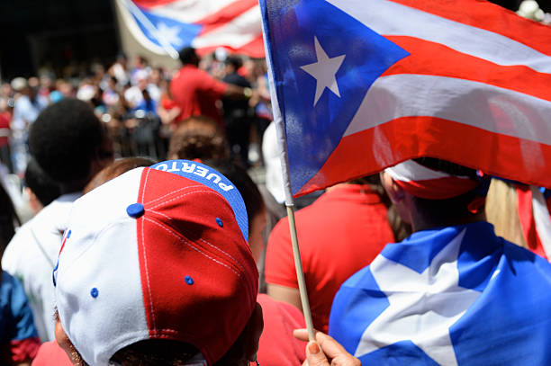 puerto rican soutien avec des drapeaux et des bonnets dans parade - portoricain photos et images de collection