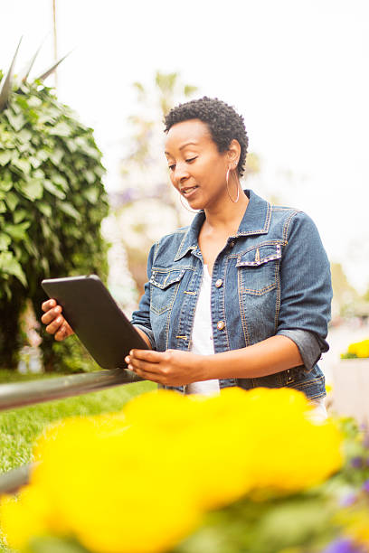 istock Online Shopping Outside 180840692