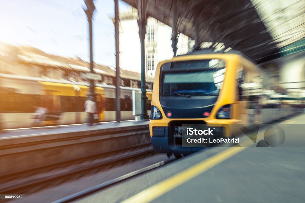 Treno lasciando dalla stazione ferroviaria centrale - Foto stock royalty-free di Ambientazione tranquilla