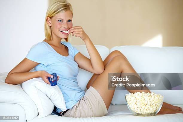 Relaks Przed Telewizorem - zdjęcia stockowe i więcej obrazów Blond włosy - Blond włosy, Kobiety, Tylko jedna kobieta