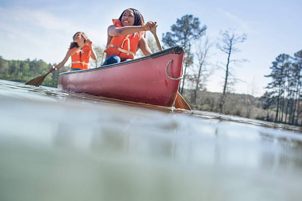 amuser dans un canoë - canoeing people traveling camping couple photos et images de collection