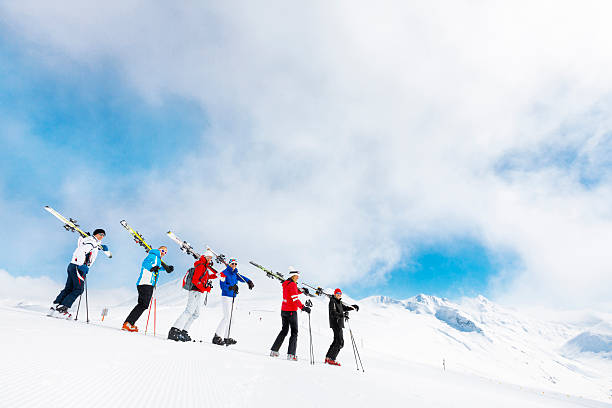 narciarstwo grupy na stok w górach - winter friendship france italy zdjęcia i obrazy z banku zdjęć