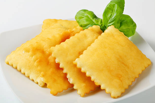 жареный тесто ингаляций - gnocco fritto стоковые фото и изображения