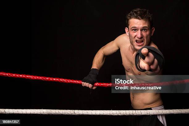 Muay Thai Boxeador Foto de stock y más banco de imágenes de 30-39 años - 30-39 años, Adulto joven, Agarrar