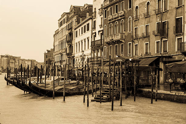 장대비 베니스 - sepia toned famous place gondola rialto bridge 뉴스 사진 이미지