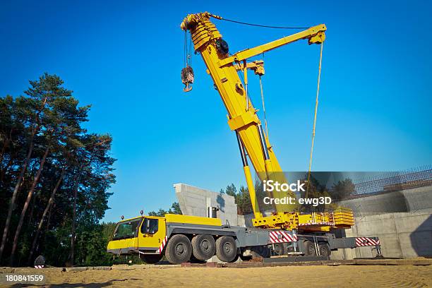 Gelbe Mobile Crane Stockfoto und mehr Bilder von Liefern - Liefern, Schottergestein, Baustelle