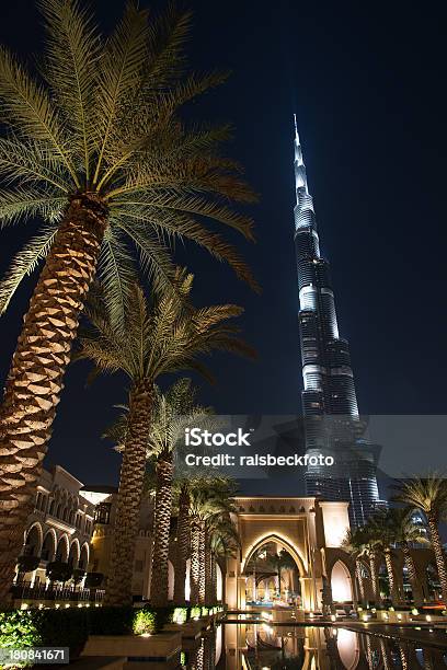 Дворец В Центре Города Дубай Ночью — стоковые фотографии и другие картинки Без людей - Без людей, Бурдж-Халифа, Вертикальный