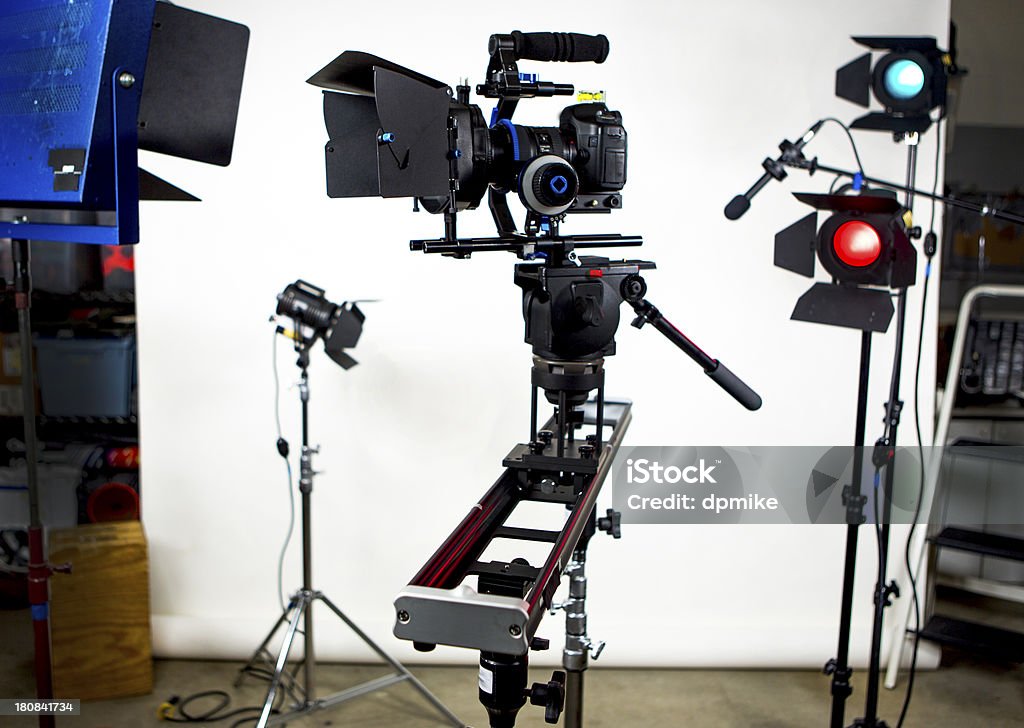 Слайдер с видео камерой и огни-студия - Стоковые фото Домашняя видеокамера роялти-фри