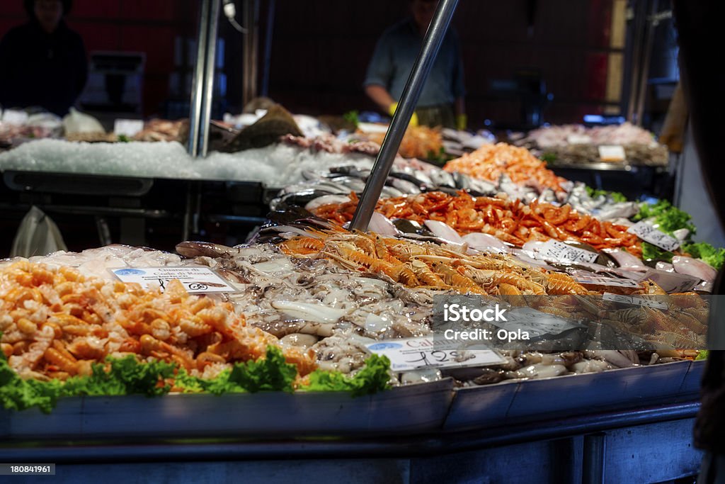 Pescado y camarones en fishmarket - Foto de stock de Expositor comercial libre de derechos