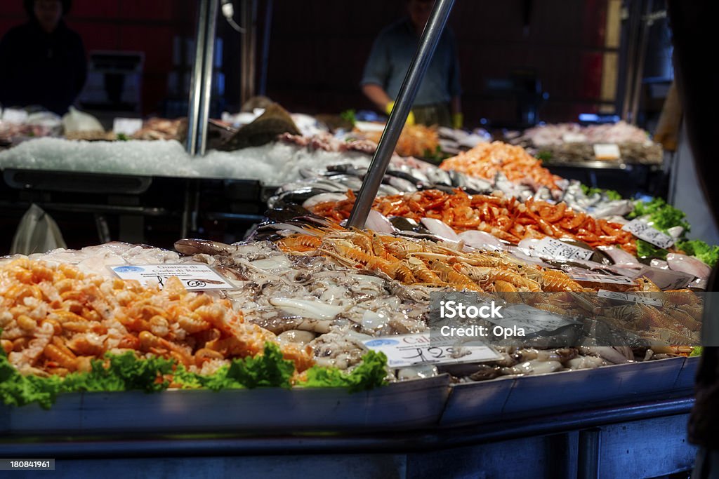 Pesce e gamberi su fishmarket - Foto stock royalty-free di Espositore per negozio