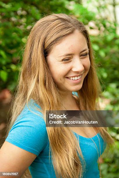 Adolescente Sonriente Foto de stock y más banco de imágenes de 18-19 años - 18-19 años, Adolescencia, Adolescente