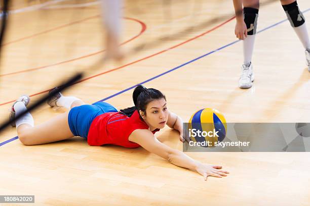 Kobieta Siatkówka Player W Akcji - zdjęcia stockowe i więcej obrazów Piłka siatkowa - Piłka siatkowa, Siatkówka - Piłka, Czerwony