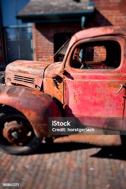 Vintage Pickup - Fotografias de stock e mais imagens de Enferrujado - Enferrujado, Pick-up, Vermelho