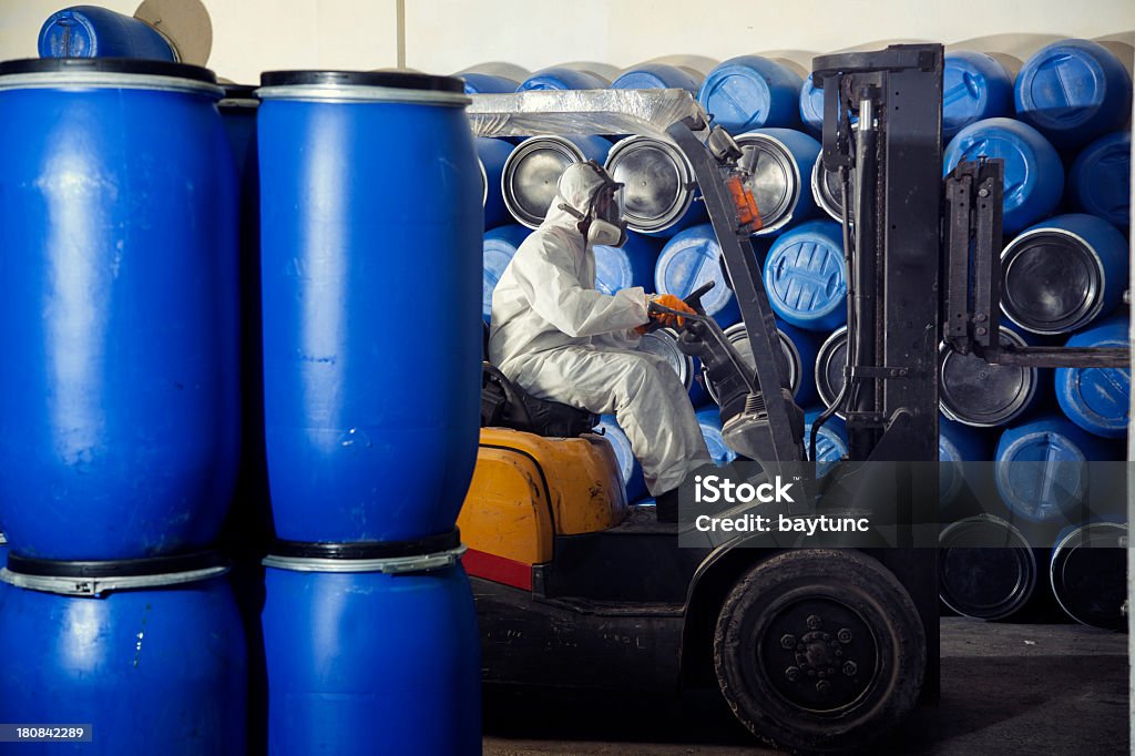 Lavoratore industriale in Carrello elevatore a forca - Foto stock royalty-free di Industria chimica