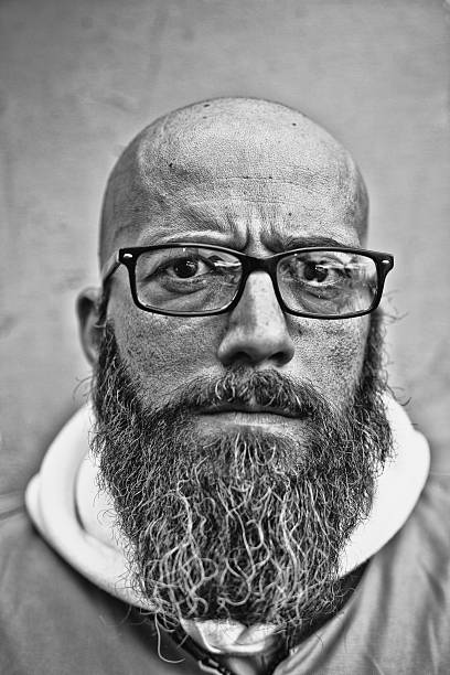 retrato de homem careca real com barb e copos - staring black and white glasses human face - fotografias e filmes do acervo