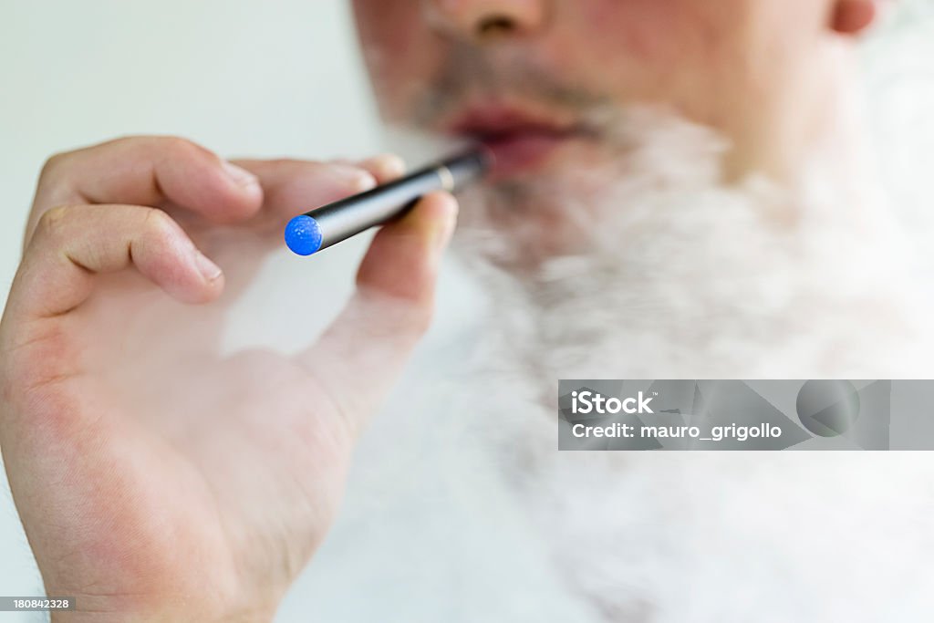 흡엽 전자 - 로열티 프리 전자담배 스톡 사진