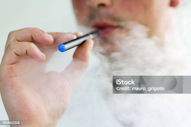 Fumar Ecigarette - Fotografias de stock e mais imagens de Cigarro eletrónico - Cigarro eletrónico, Primeiro plano, Adolescência