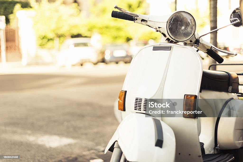 scooter italiana estacionado em Roma - Foto de stock de Bicicleta Motorizada royalty-free