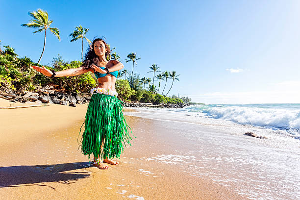 hula-tänzer am strand - hawaii islands luau hula dancing hawaiian culture stock-fotos und bilder