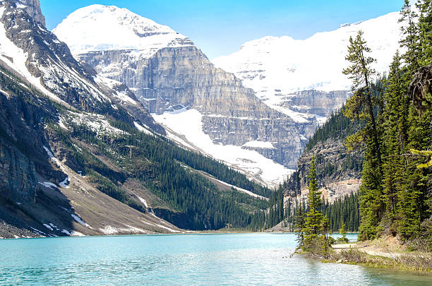 istock Chateau Lake Louise Trail 180842660