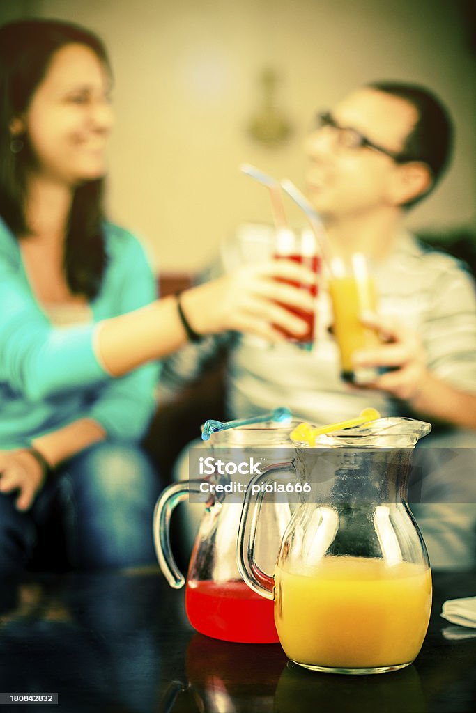 Nonalcoholic jugo una bebida sin alcohol con amigos - Foto de stock de Acontecimiento libre de derechos