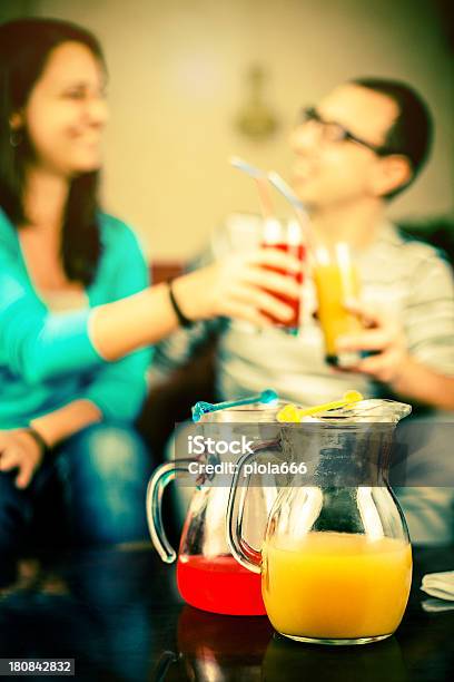 Foto de Suco De Frutas Não Alcoólica Refrigerante Com Os Amigos e mais fotos de stock de Adolescente