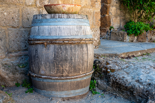 Scena rurale con vecchia botte da vino