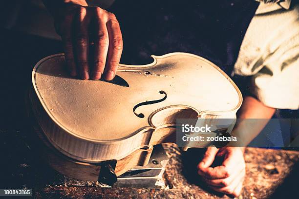 Foto de Violino Maker Em Cremona Itália e mais fotos de stock de Cremona - Cremona, Violino, Itália