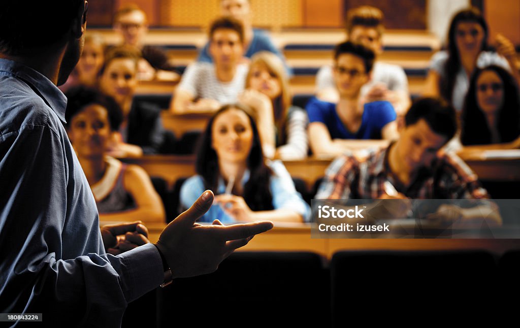 Professor gibt einen Vortrag hält - Lizenzfrei Hörsaal Stock-Foto