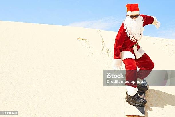 Photo libre de droit de Santa Claus Snowboard banque d'images et plus d'images libres de droit de Père Noël - Père Noël, Désert, Sports extrêmes