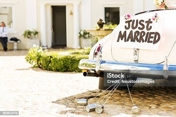 Just Married Sinal E Latas Ligado Para Aluguer De Carros - Fotografias de stock e mais imagens de Recém-casados