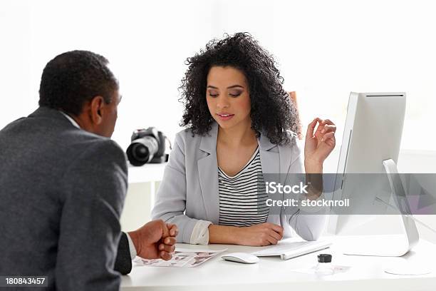 Bastante Joven Editor De Fotografías En La Discusión Con Su Mentor Foto de stock y más banco de imágenes de Adulto