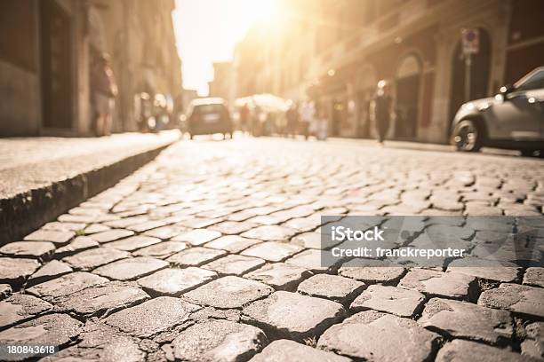 Городской Переулок В Риме — стоковые фотографии и другие картинки Без людей - Без людей, Большой город, Брусчатка