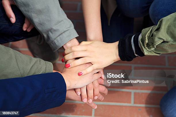 Human Hands Showing La Unidad Foto de stock y más banco de imágenes de Acuerdo - Acuerdo, Adulto, Adulto joven