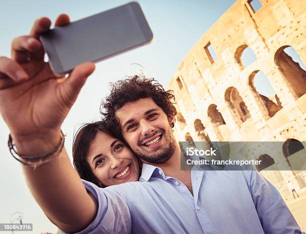 Felicidad Pareja Sonriendo En Roma Por El Coliseo Foto de stock y más banco de imágenes de 20 a 29 años - 20 a 29 años, Abrazar, Actividades recreativas